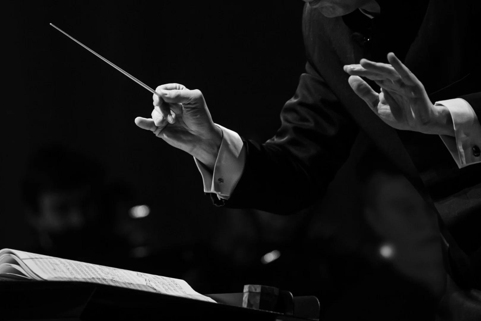 Conductor collapses mid-performance, dies from ‘collapsing’