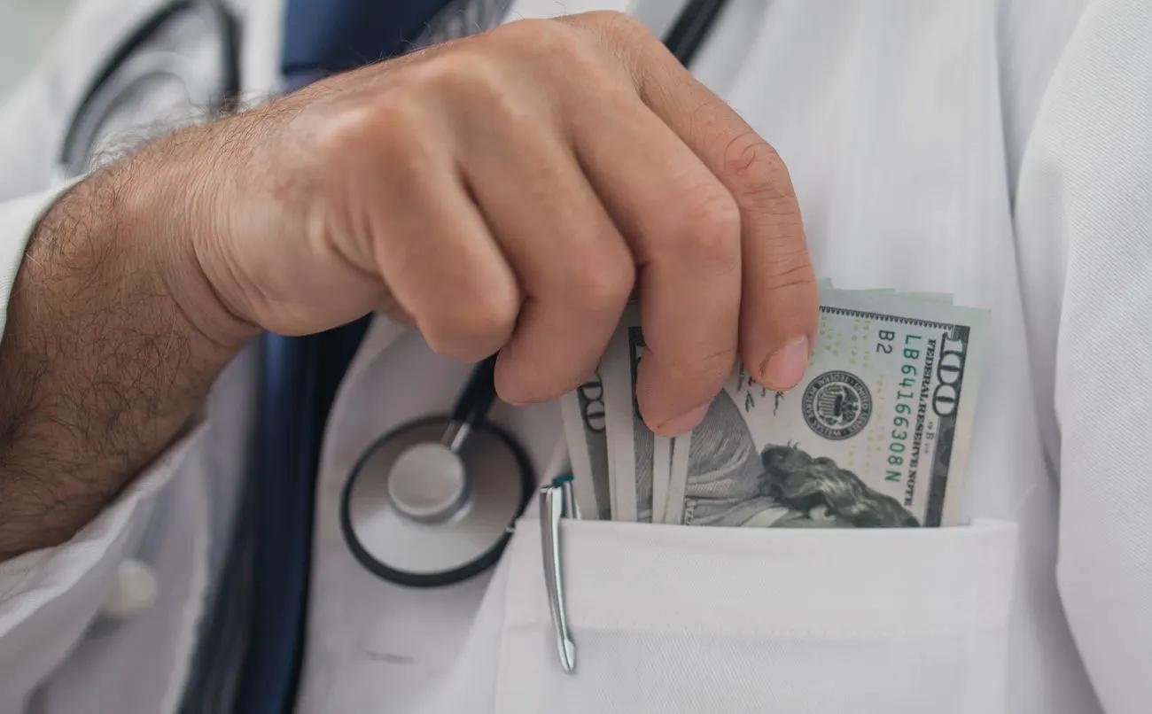 Frontline Facts: ¿Se les paga a los médicos por inyección?