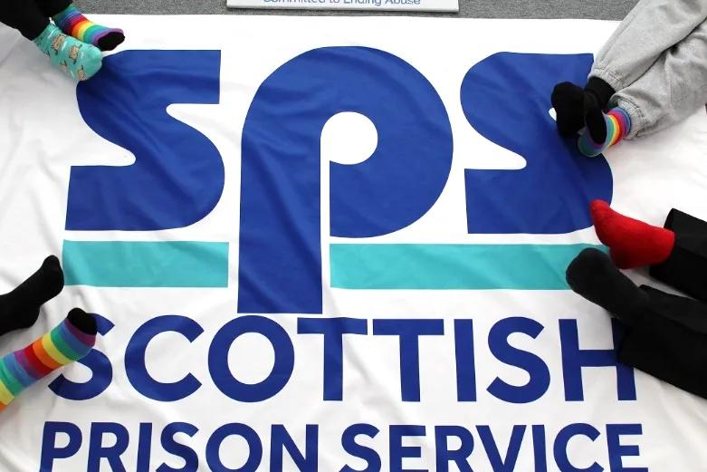 Escocia: Se permite a hombres que se hacen pasar por mujeres, considerados demasiado peligrosos para las cárceles de mujeres, mezclarse con reclusas